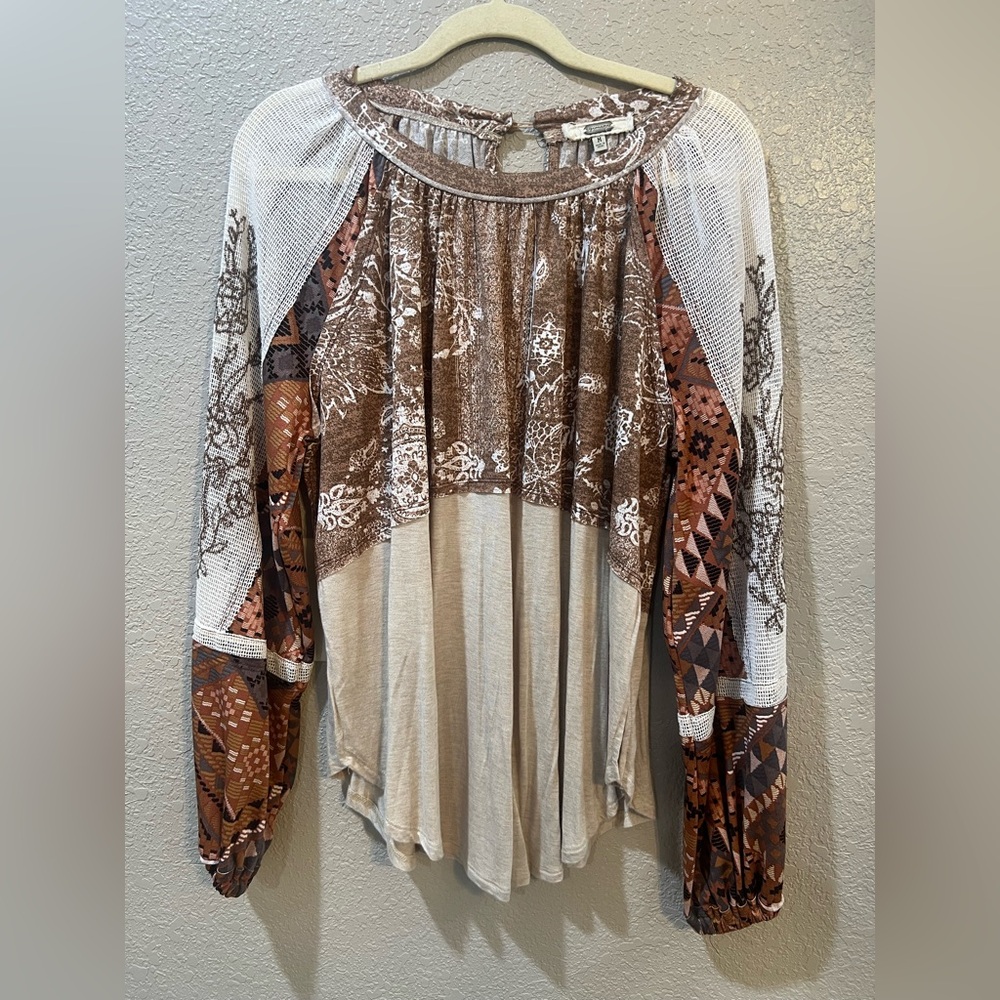 Gimmicks by BKE Bohemian Brown and Cream Top